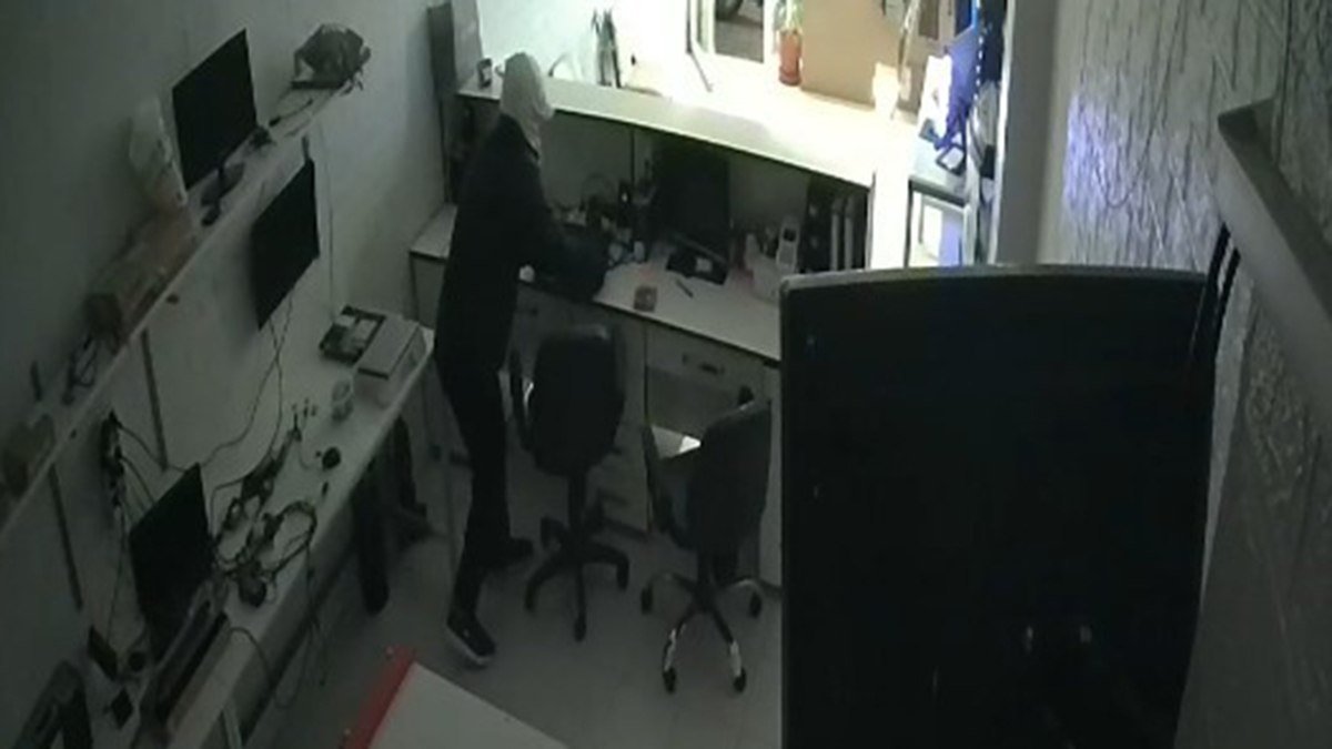 Mersin’de maskeli hırsız 3 defa gidip geldiği iş yerini soydu