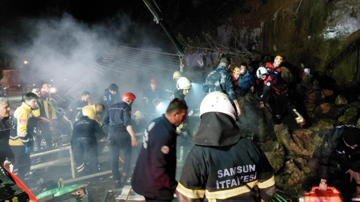 Samsun’da 4 kişilik ailenin aracı heyelanda toprak altında kaldı