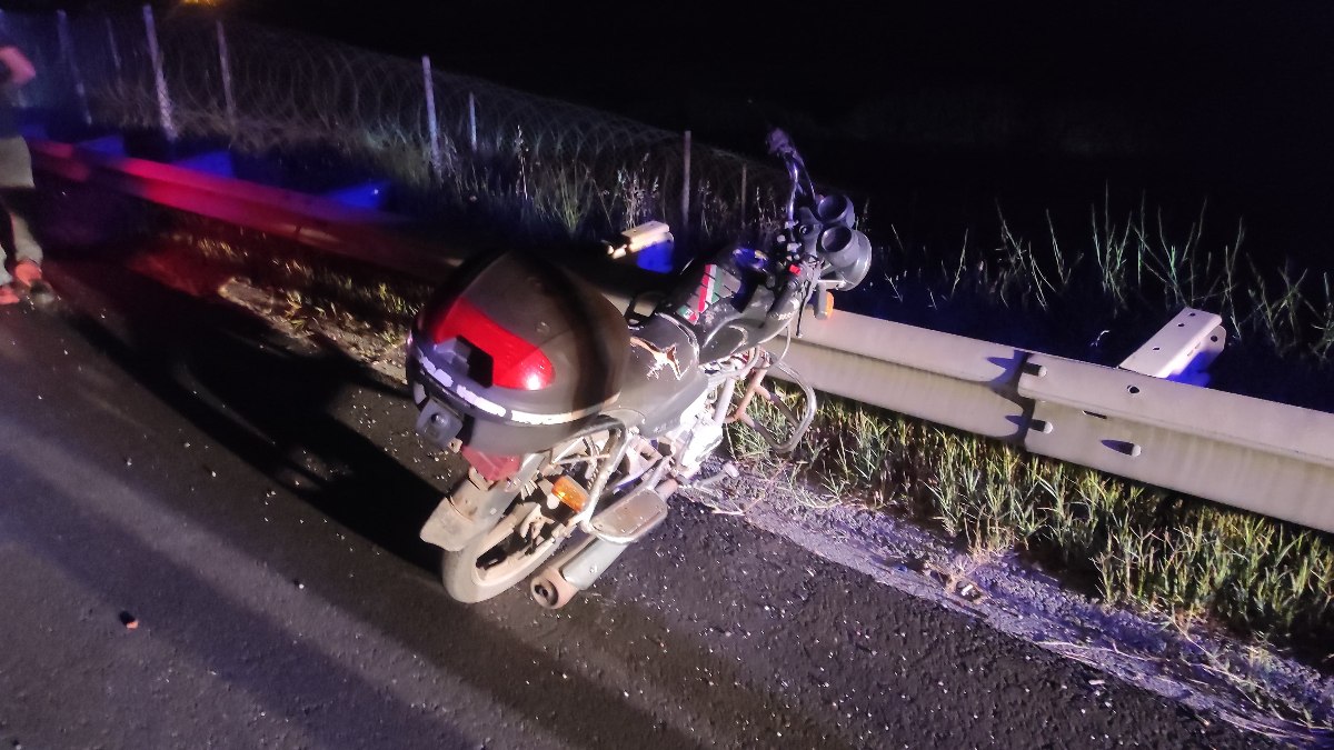 Aydın’da bariyerlere sıkışmış motosikleti trafik ekiplerinin dikkati ortaya çıkardı