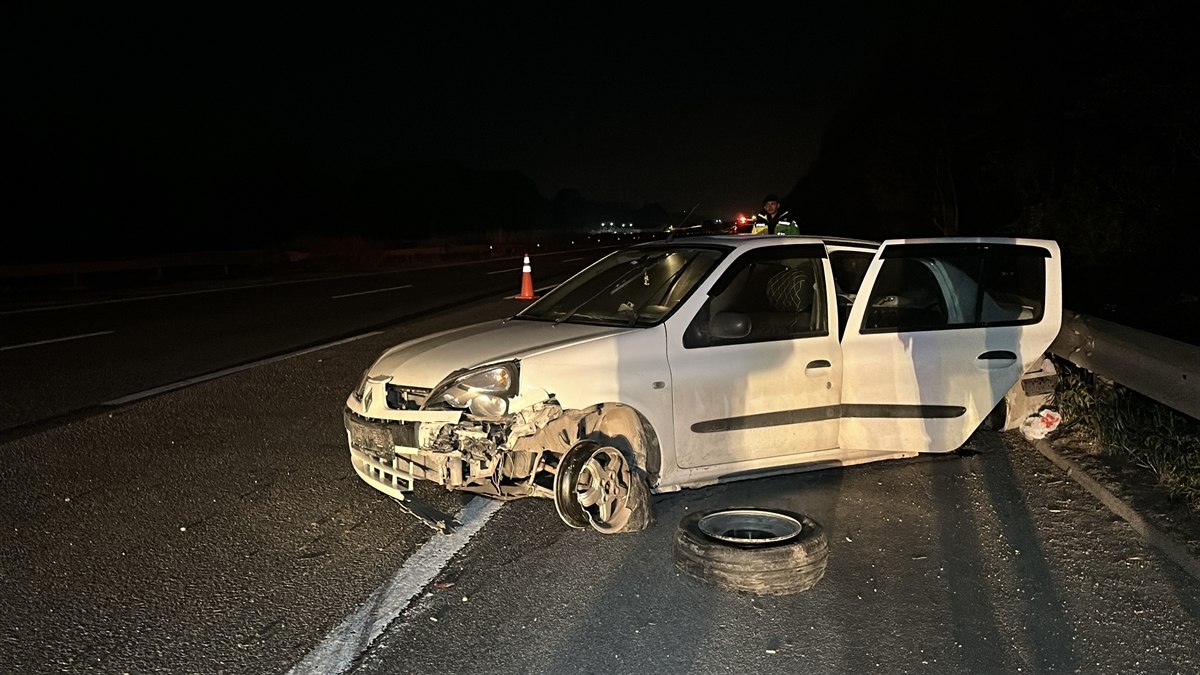 Düzce’de bariyere çarpan otomobildeki 4 kişi yaralandı