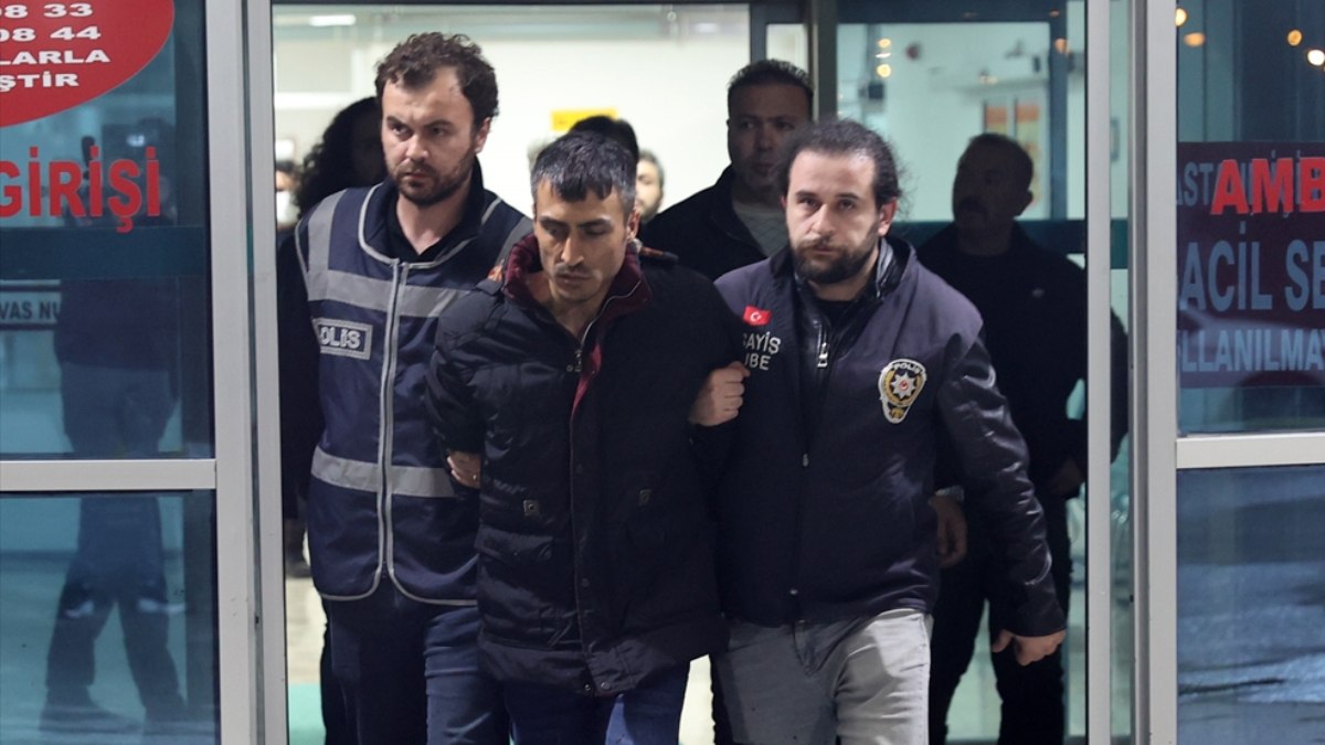 İki kardeşi bıçaklayarak öldüren zanlı Sivas’a getirildi