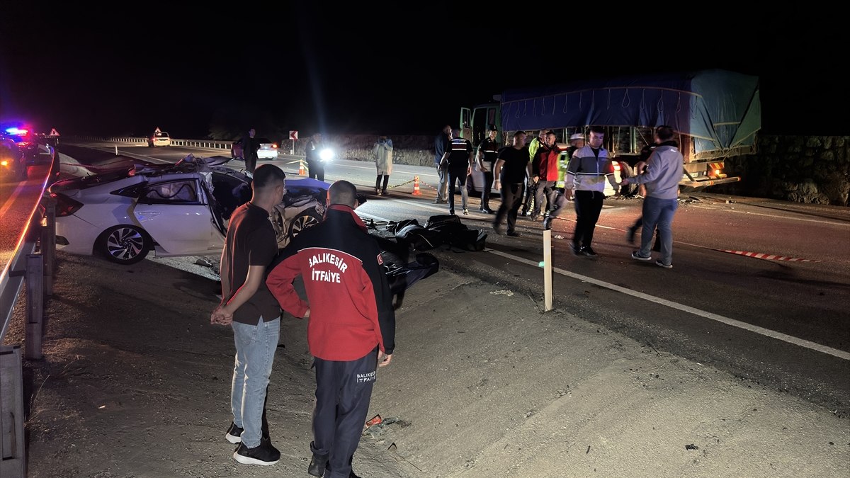 Balıkesir’de kamyona çarpan otomobildeki 2 kişi öldü