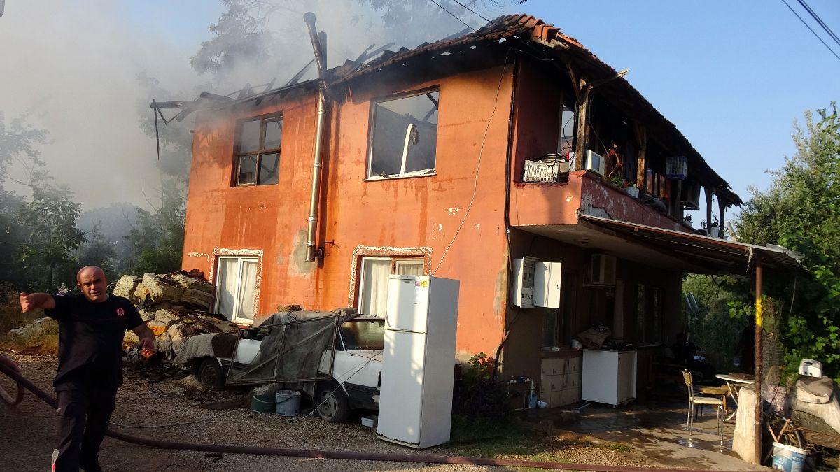 Antalya’da 2 torununu alevlerin arasından kurtardı