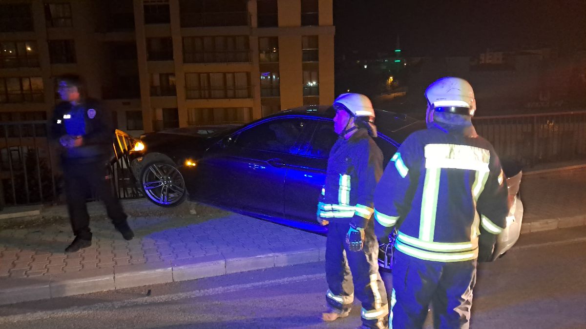 Karaman’da kontrol çıkan otomobil bariyere saplandı