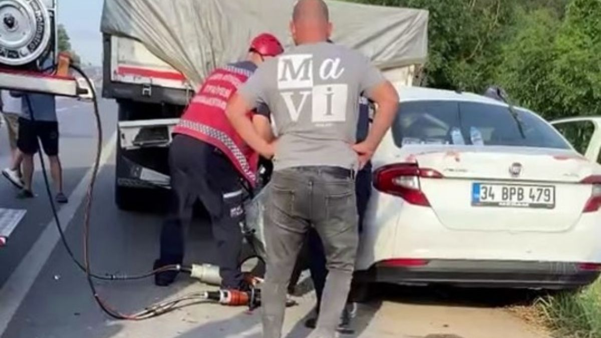 Sakarya’da otomobil tıra çarptı: 1 ölü, 1 yaralı