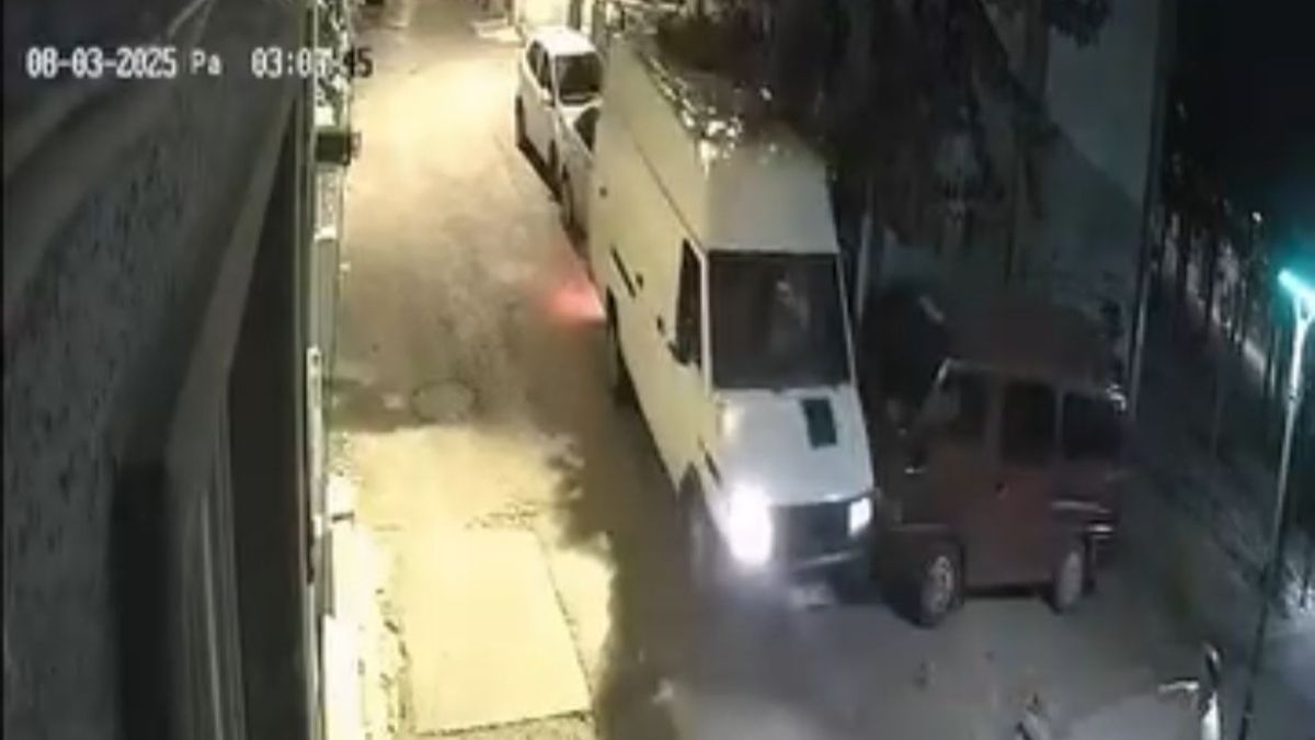 Bursa’da minibüsüyle geri manevra yapmak istedi: Park halindeki 2 otomobile çarptı